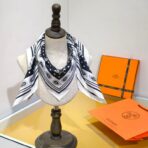 爱马仕《金质马刺》黑色斜纹真丝方巾 - Imagem 4