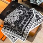 爱马仕《金质马刺》黑色斜纹真丝方巾 - Imagem 3