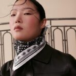 爱马仕《金质马刺》黑色斜纹真丝方巾 - Imagem 2