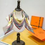 爱马仕《马车先生》斜纹真丝方巾 杏色款 - 图片 4