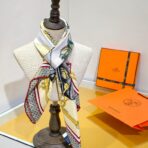 爱马仕《马车先生》斜纹真丝方巾 杏色款 - 图片 3