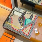 爱马仕《马车先生》斜纹真丝方巾 浅棕色款 - 图片 2