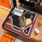 爱马仕《马车先生》斜纹真丝方巾 黑红色款 - Imagem 2