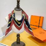 爱马仕《马车先生》斜纹真丝方巾 黑红色款 - Imagem 4