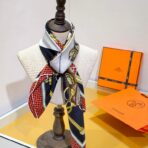 爱马仕《马车先生》斜纹真丝方巾 黑红色款 - Imagem 3