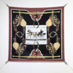 爱马仕《马车先生》斜纹真丝方巾 黑红色款