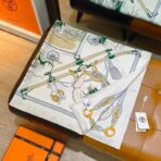 爱马仕《驾马横挡》斜纹真丝 白色方巾 - Image 4