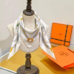 爱马仕《驾马横挡》斜纹真丝 白色方巾 - Image 3