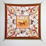 爱马仕《驾马横挡》斜纹真丝 金棕色方巾