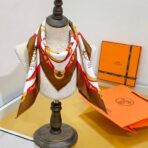 爱马仕《驾马横挡》斜纹真丝 金棕色方巾 - 图片 3