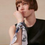 爱马仕【优雅骑士】Twilly小丝巾 灰色调搭配深蓝图形 - 图片 2