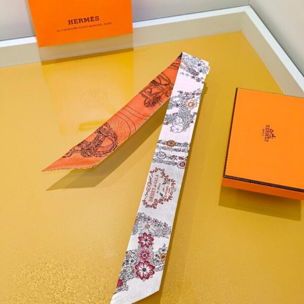 爱马仕【华丽的缰辔花卉版】小丝巾 白橙撞色