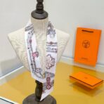 爱马仕【华丽的缰辔花卉版】小丝巾 白橙撞色 - Imagem 2