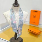 爱马仕【华丽的缰辔花卉版】小丝巾 白灰撞色 - Image 4