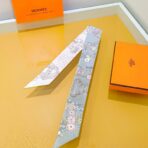 爱马仕【华丽的缰辔花卉版】小丝巾 白灰撞色