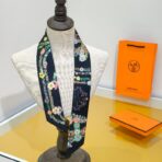 爱马仕【华丽的缰辔花卉版】小丝巾 黑灰撞色 - Imagem 2