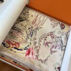 爱马仕丝巾《埃米尔奇幻之夜》白粉撞色 - Imagem 3