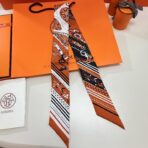 爱马仕“亚马逊庆典”Twilly小丝巾 浅棕色