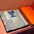 爱马仕双面同色大剧院围巾 黑灰蓝多色撞色 - Image 2