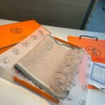 爱马仕同步专柜 高端羊绒针织男款围巾！杏色款