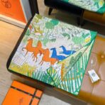 爱马仕《动物狂欢》姆米双面斜纹真丝方巾 深绿色款