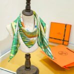 爱马仕《动物狂欢》姆米双面斜纹真丝方巾 深绿色款 - 图片 2