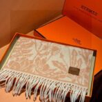 爱马仕巴黎时装展商务男士女士羊绒围巾 浅橙色款