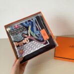 爱马仕方巾《丝巾大探险》蓝黑撞色 - 图片 4