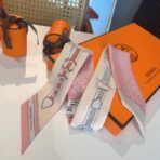 爱马仕“盛大欢庆”Twilly方巾 粉色 - 图片 4