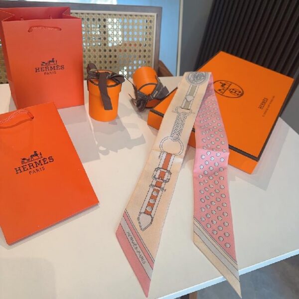 爱马仕“盛大欢庆”Twilly方巾 粉色