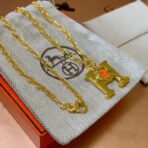 爱马仕（Hermès）Pop H 系列金色 H 字母橙色珐琅项链