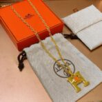 爱马仕（Hermès）Pop H 系列金色 H 字母橙色珐琅项链 - Imagem 4