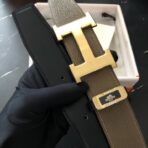 爱马仕（Hermès）棕色粒面小牛皮金色 H 扣双面男士腰带 - Image 4