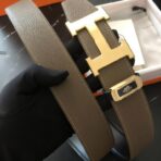 爱马仕（Hermès）棕色粒面小牛皮金色 H 扣双面男士腰带 - Image 3