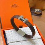 爱马仕（Hermès）皮革 H 扣手镯