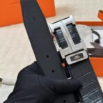 爱马仕（Hermès）黑色鳄鱼皮银色雕花 H 扣男士腰带 - Imagem 2