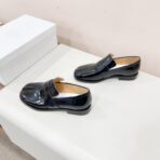 Maison Margiela Tabi 系列厚底分趾乐福鞋（黑色亮面款） - 图片 2