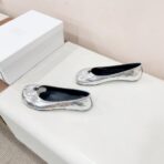 Maison Margiela Tabi 系列金属光泽平底分趾单鞋（银色款） - 图片 2