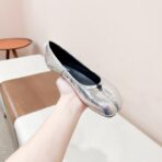 Maison Margiela Tabi 系列金属光泽平底分趾单鞋（银色款） - 图片 3