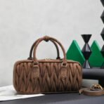 缪缪（Miu Miu）Coffer 系列棕色绗缝绒面革手提斜挎包 - Imagem 4