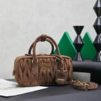 缪缪（Miu Miu）Coffer 系列棕色绗缝绒面革手提斜挎包 小号