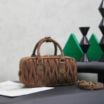 缪缪（Miu Miu）Coffer 系列棕色绗缝绒面革手提斜挎包 小号 - Imagem 4