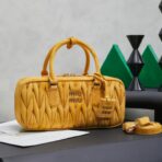 缪缪（Miu Miu）Coffer 系列黄色绗缝绒面革手提斜挎包