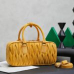缪缪（Miu Miu）Coffer 系列黄色绗缝绒面革手提斜挎包 - Imagem 3