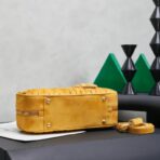 缪缪（Miu Miu）Coffer 系列黄色绗缝绒面革手提斜挎包 - Imagem 4