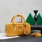 缪缪（Miu Miu）Coffer 系列黄色绗缝绒面革手提斜挎包  小号