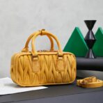 缪缪（Miu Miu）Coffer 系列黄色绗缝绒面革手提斜挎包  小号 - Imagem 4