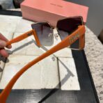 缪缪（Miu Miu）无框方形金属太阳镜（橙色镜腿款） - Imagem 4