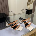 范思哲 La Medusa 系列卡其多带防水台方头高跟凉鞋 - 图片 4