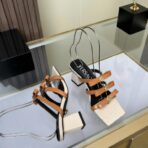 范思哲 La Medusa 系列卡其多带防水台方头高跟凉鞋 - 图片 3